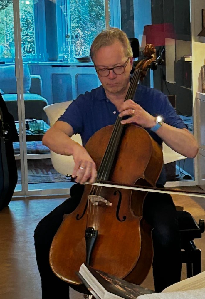 Arent van Wassenaer playing the cello